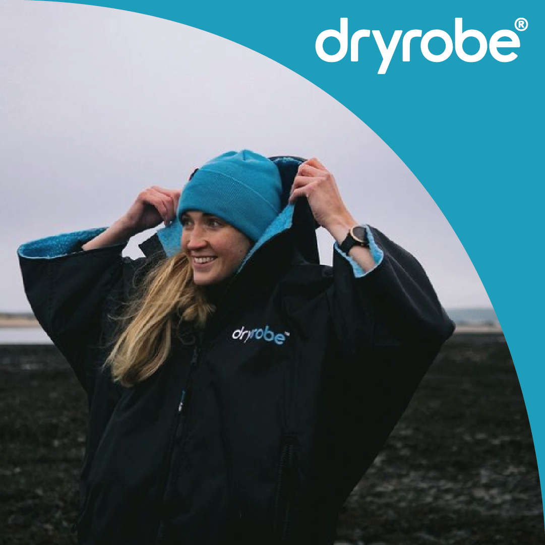 Ropa técnica Dryrobe para salvamento y deportes acuáticos, ideal para condiciones climáticas adversas.